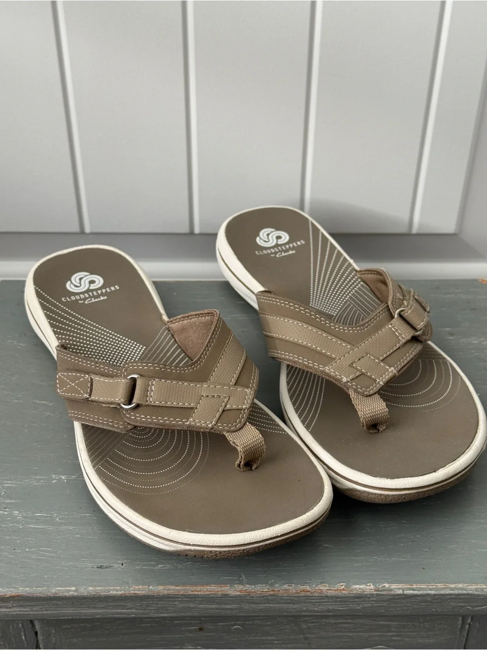 Women's Clarks Cloudsteppers Taupe Thong Sandals Size 7